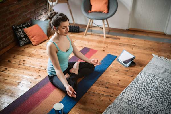 女子打坐在她的公寓