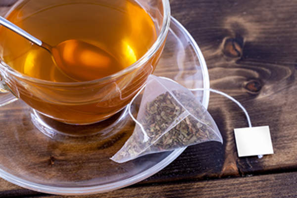 绿茶在玻璃茶杯里