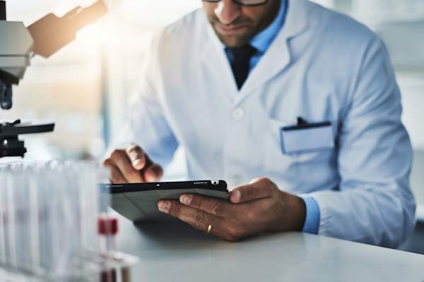 病理学家研究基因标记的DNA结果。