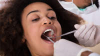 看牙医的女人。