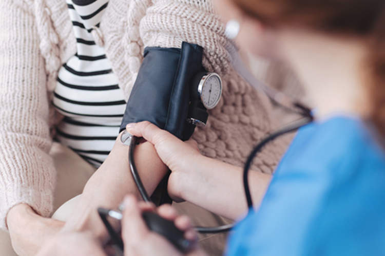 护士测量血压。