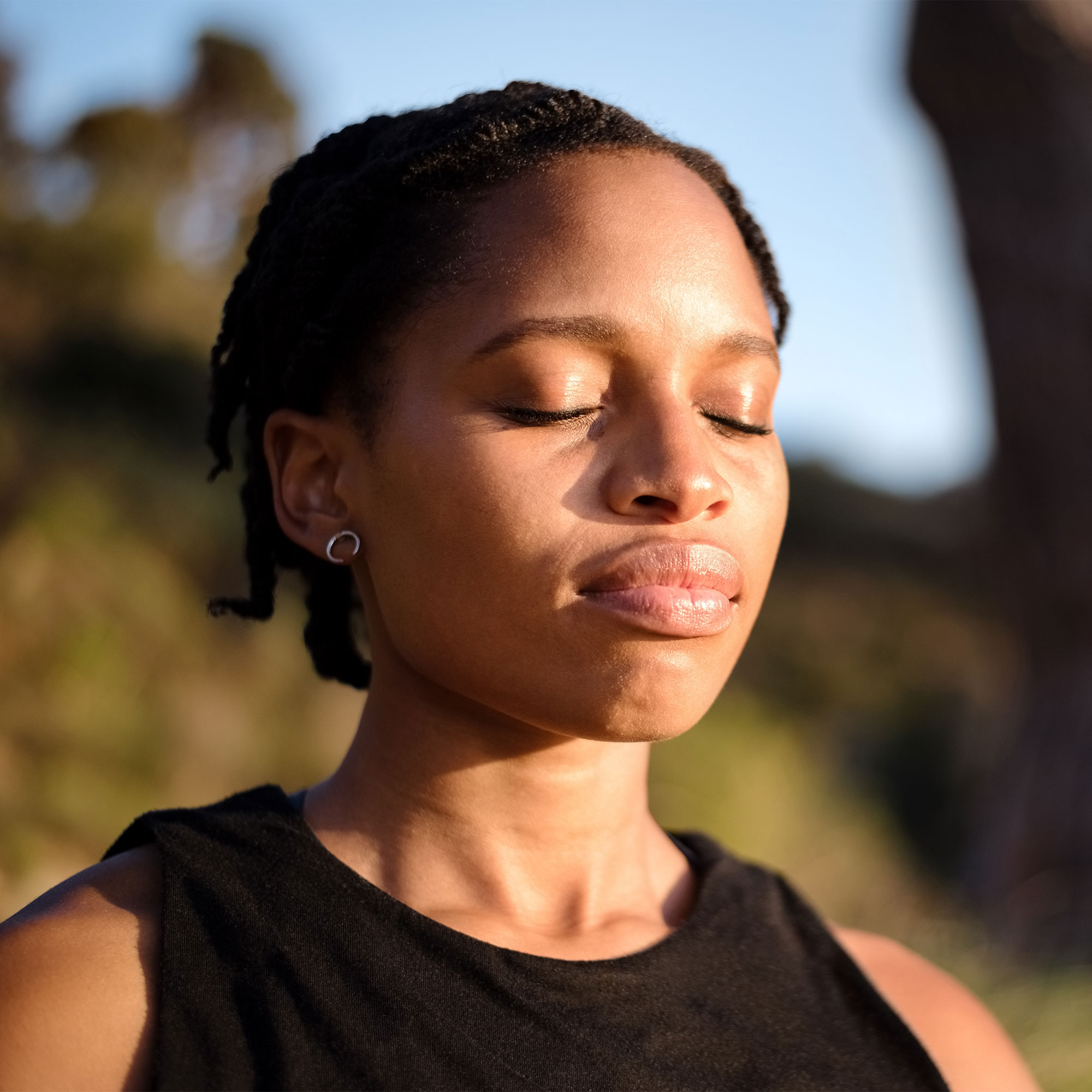一名妇女在户外调停