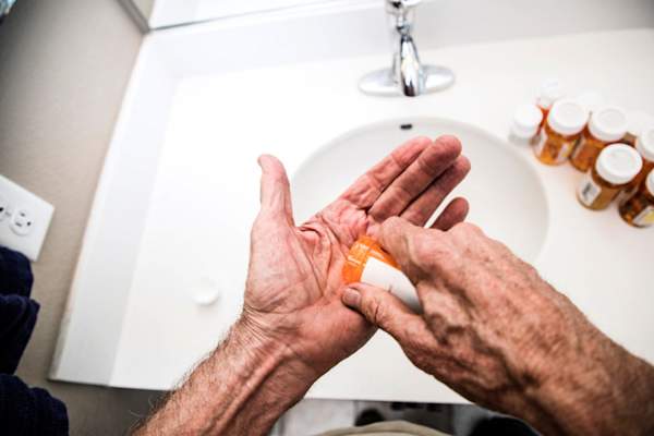 资深人倒出药片