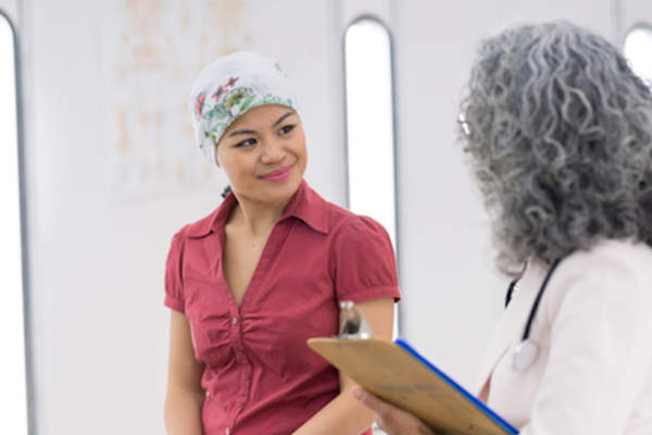 患者与医生谈论临床试验。