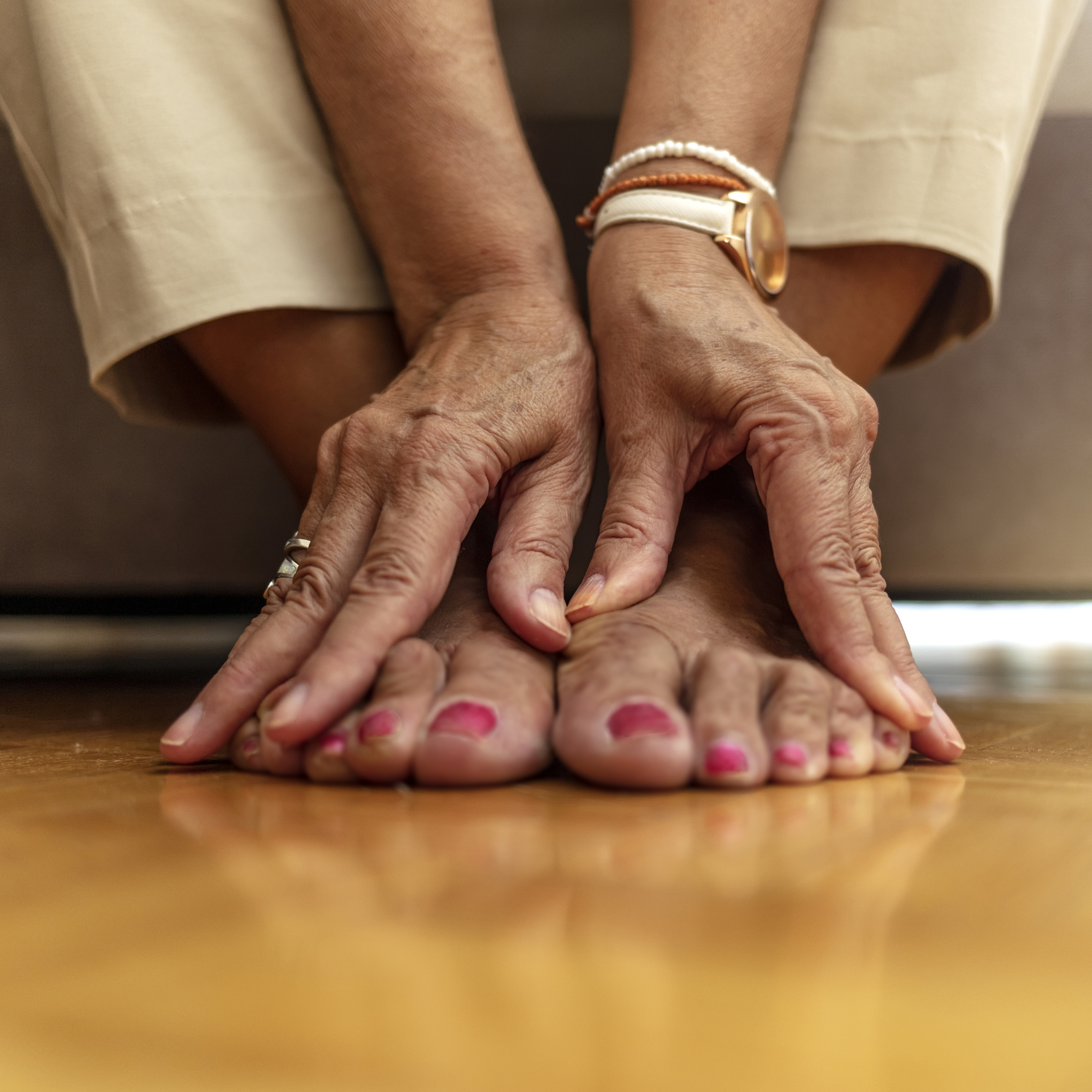 近距离一位女人的手揉搓她的痛脚