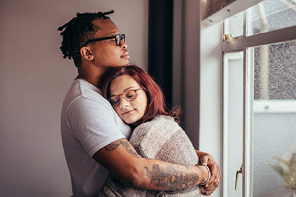 男人和女人拥抱。