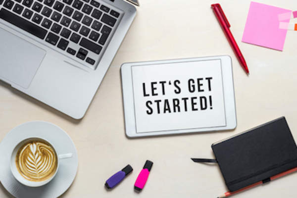 “让我们开始吧”写在平板电脑。