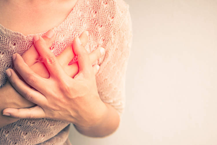 女子抱着她的胸部疼痛。