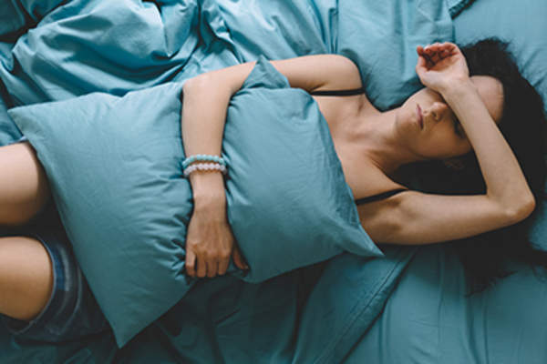 生病的女人在床上。