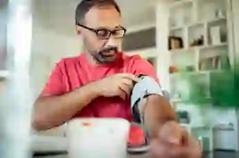 一名男子在家中测量血压