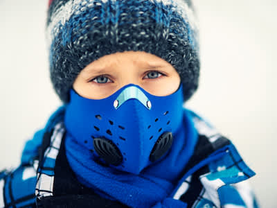 捆绑起来，并用空气污染口罩，以避免在冬季疾病。