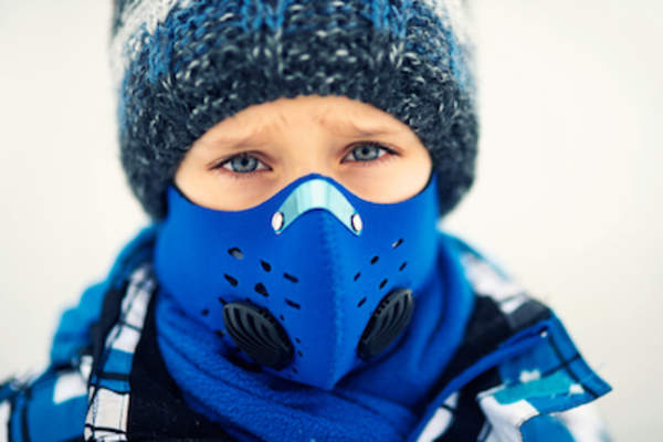 捆绑起来,并用空气污染口罩,以避免在冬季疾病。