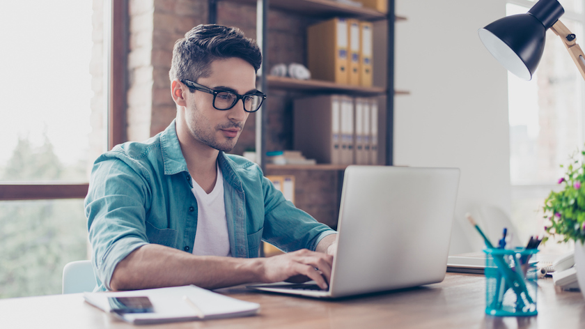 在电脑上做笔记的人。