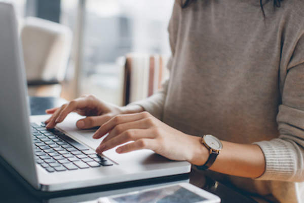 女人在笔记本电脑上。