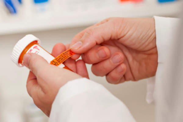 药师添加警告药瓶。