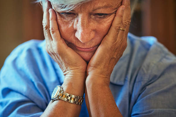 一个双手抱着头的女人。