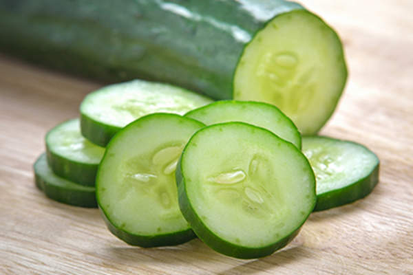 新鲜黄瓜片放在砧板上。