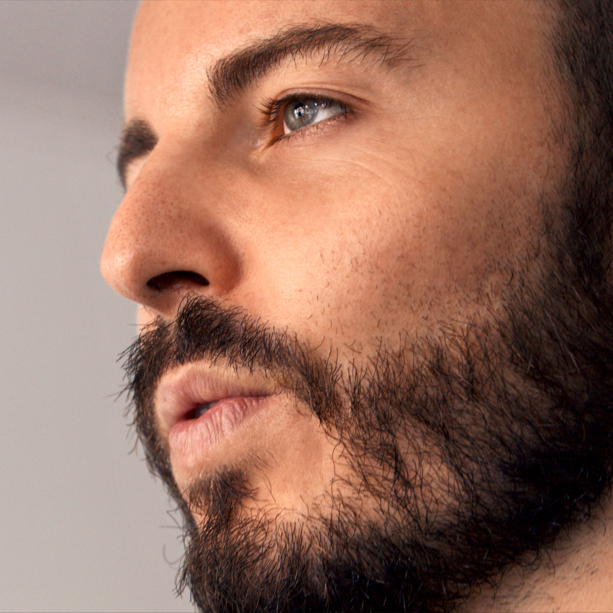 一个男人呼气的特写镜头