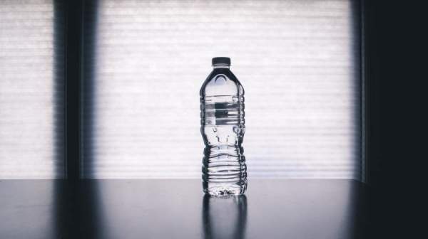 塑料水瓶放在桌子上