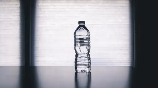 桌子上的塑料水瓶