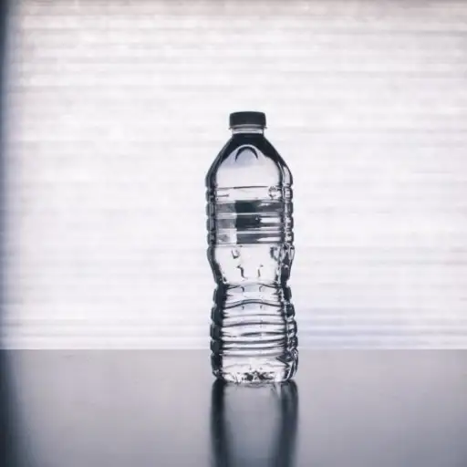在桌上的塑料水瓶