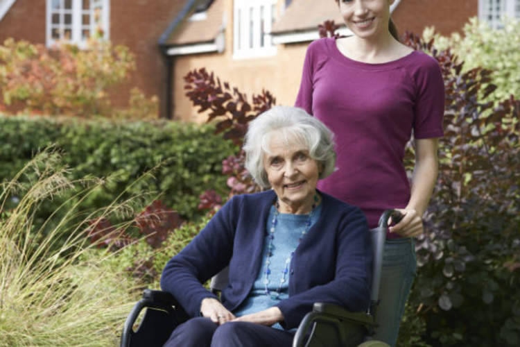 母亲在女儿的轮椅