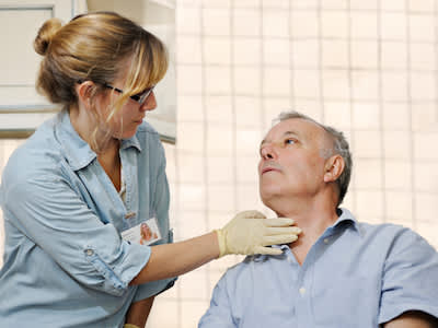 保健工作检查人的喉咙。