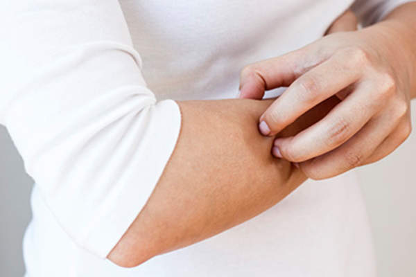 女子手臂划伤皮肤。