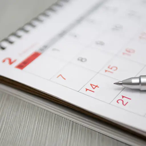 每月日历和笔。