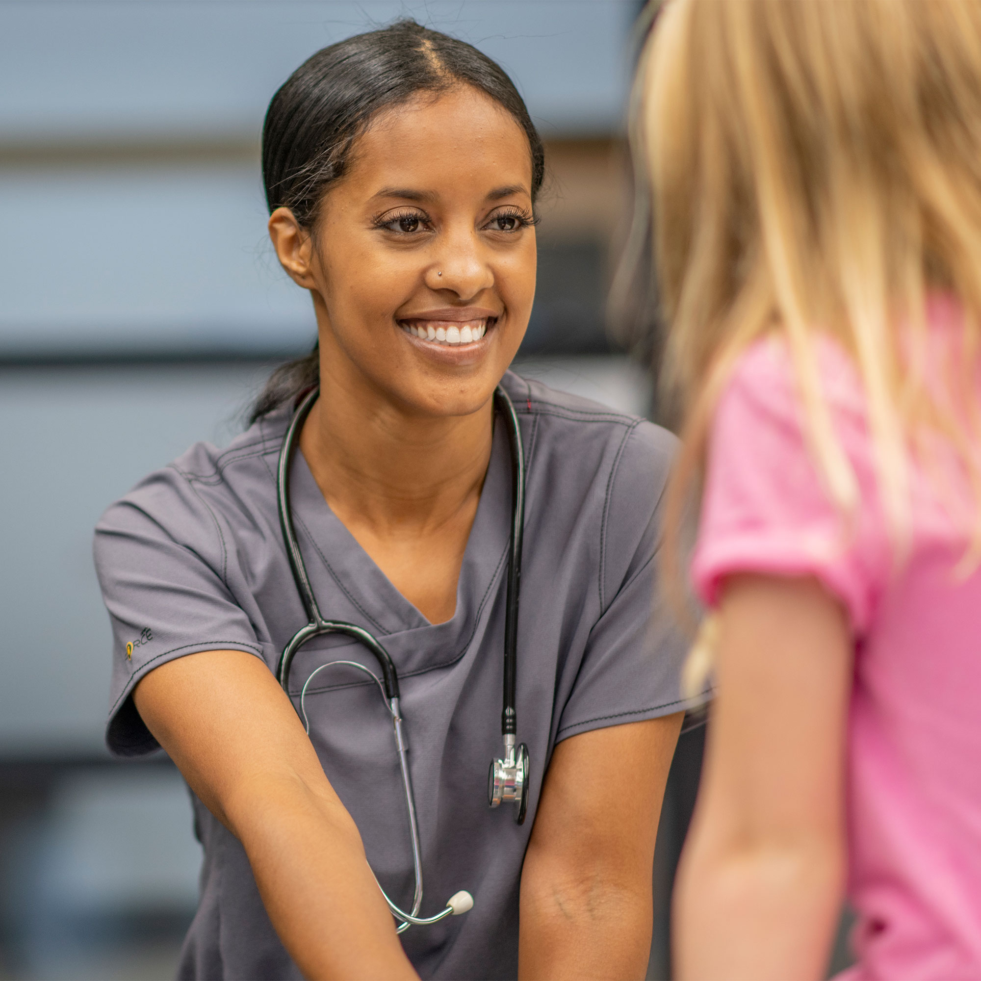 护士对着孩子微笑