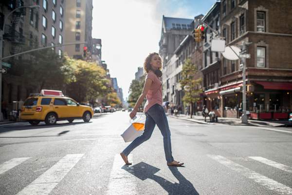 女人购物在纽约