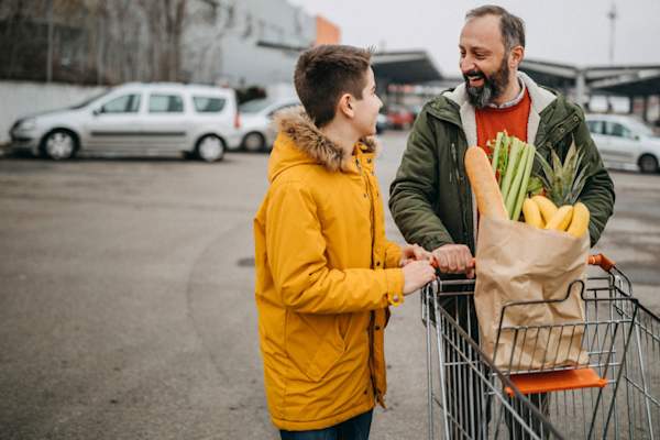 父亲和儿子一起推着车