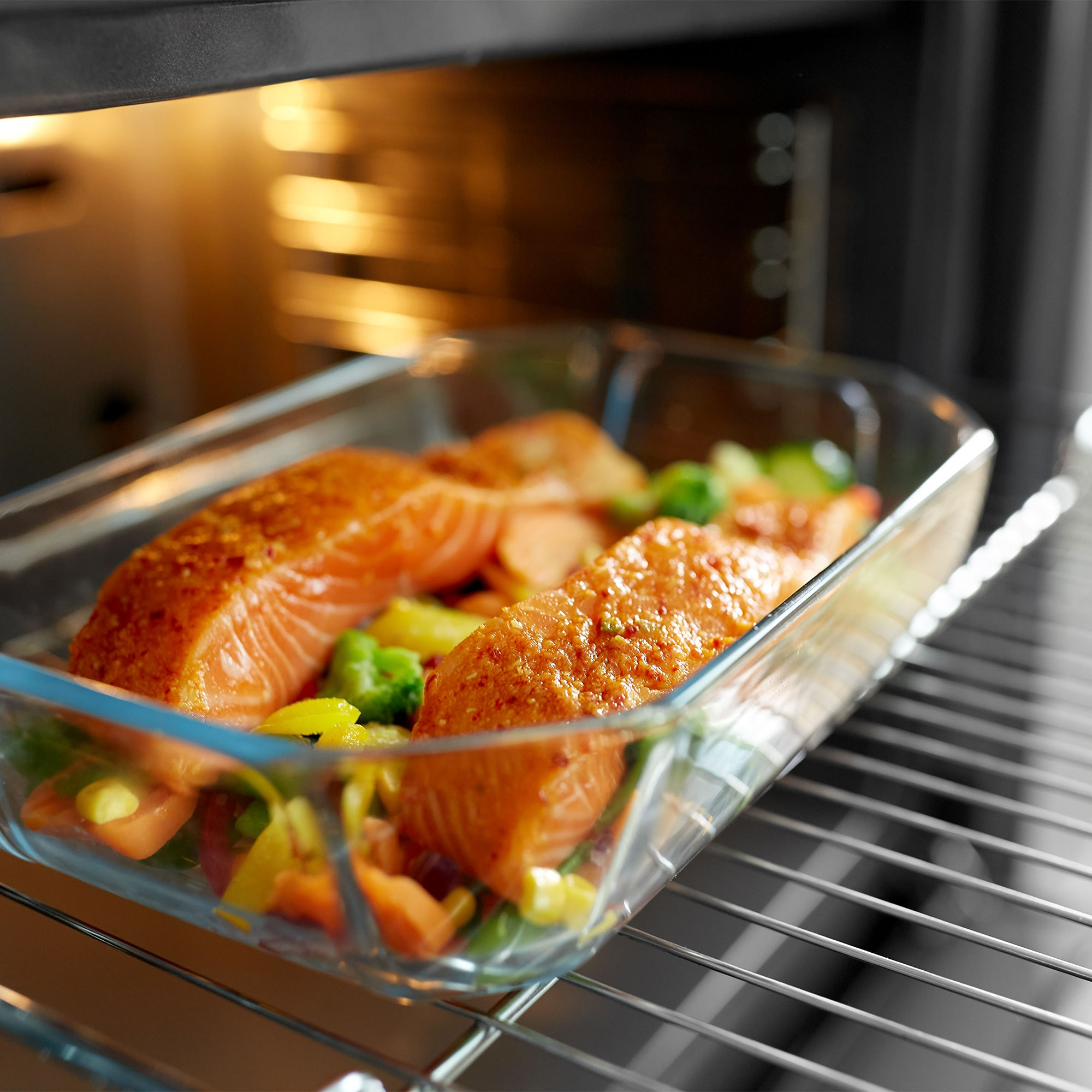 一个视图的大马哈鱼和蔬菜进入烤箱