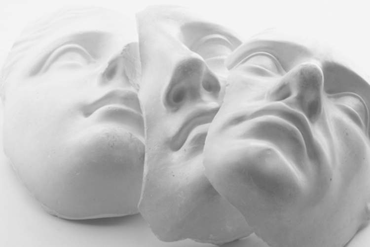 三个白色石膏口罩。