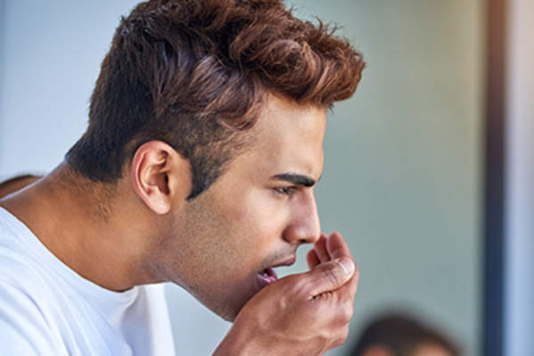 男人闻到了他的口臭。