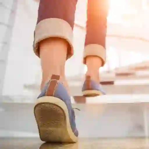 一个年轻女人的脚正在上楼梯。
