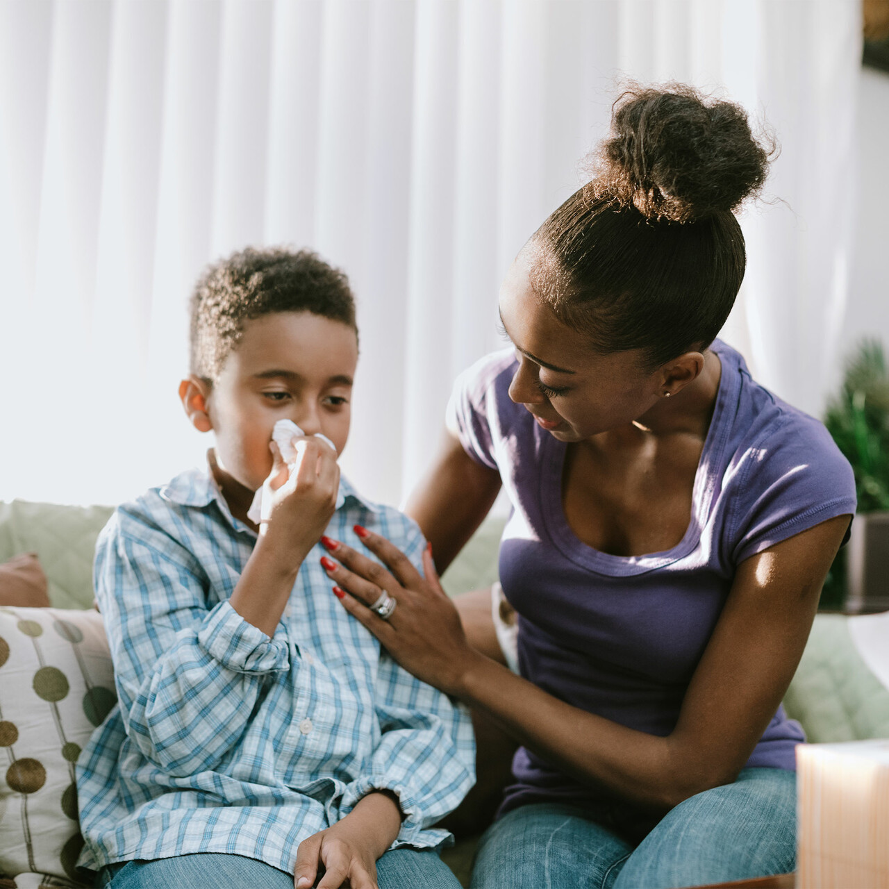 一个母亲安慰她生病的孩子