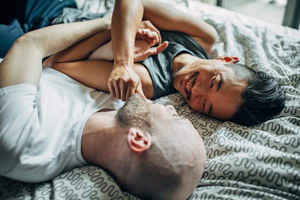 两个男人依偎在床上