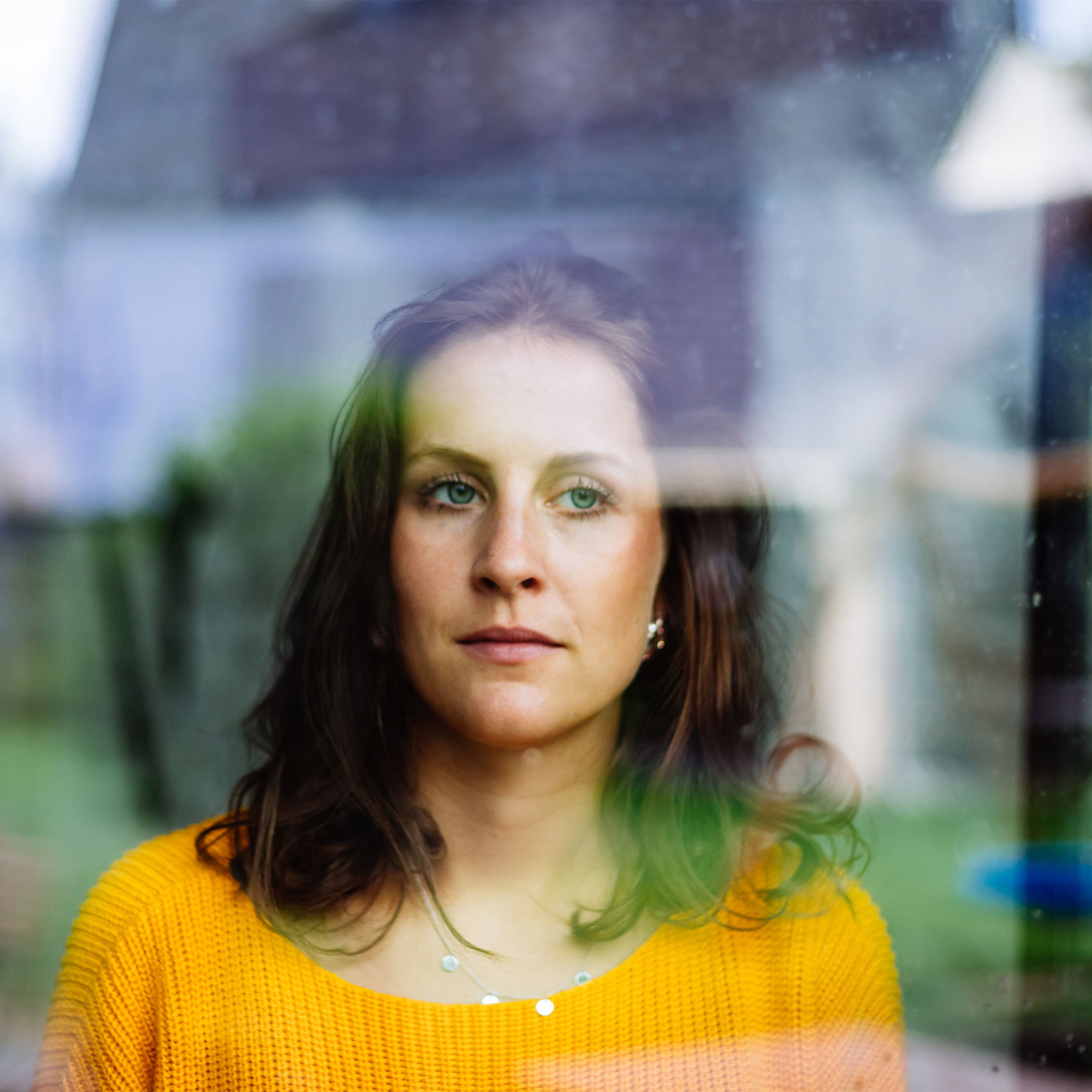 一个女人望着窗外