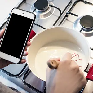 在智能手机上使用食谱烹饪。