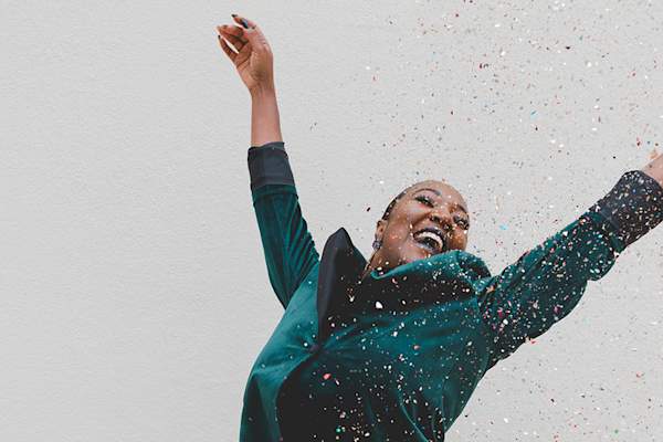 女子投掷纸屑到空气中