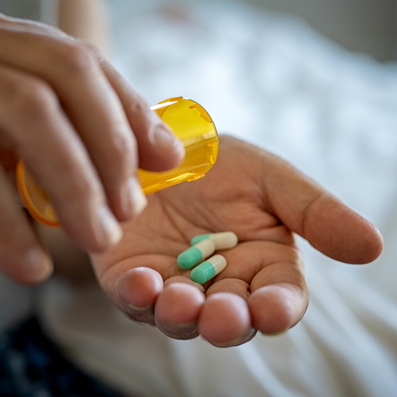 一个人吃药的特写镜头