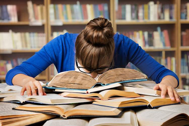 压力确定了,学生昏倒在书本上。