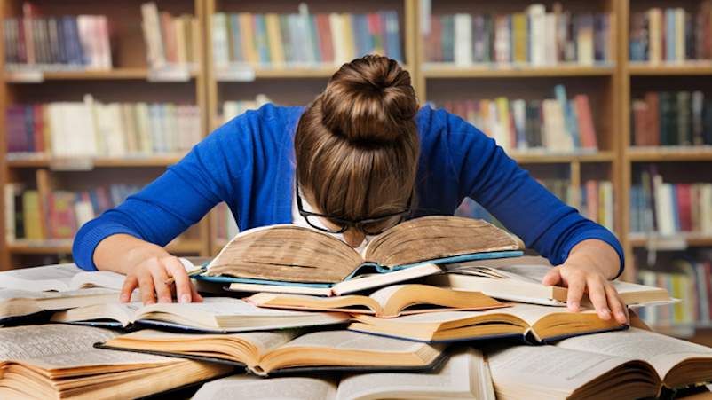 压力下,学生们把书发了出去。