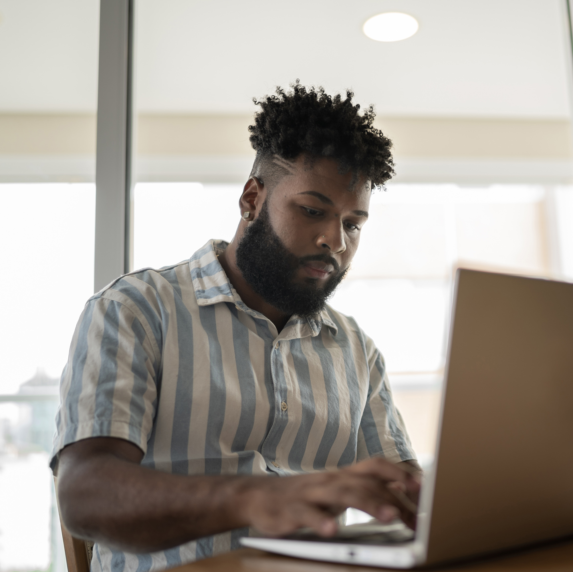 年轻人在笔记本电脑在家工作
