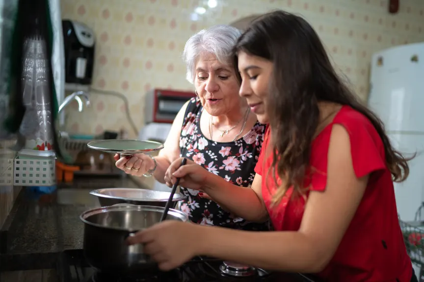 一位祖母和她的孙女一起做饭
