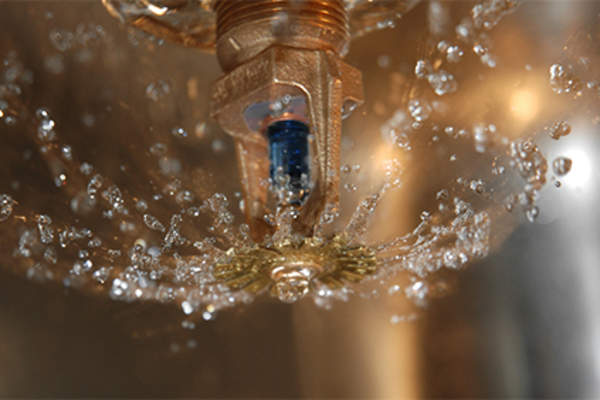 消防洒水停止炎症的概念。