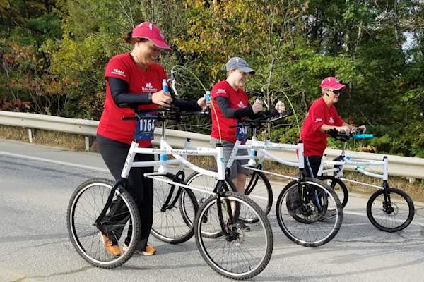 人们穿着比赛装备使用阿法里