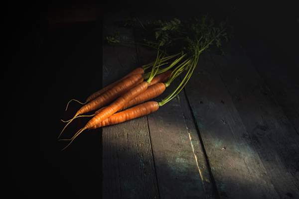 桌子上的胡萝卜