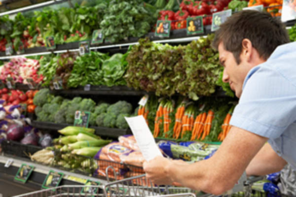男人逛街买健康食品形象